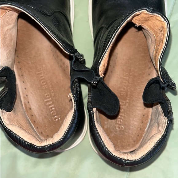 Gentle Souls Carol by Kenneth Cole - Picture 9 of 13